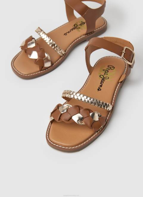 djevojka preplanuli ten irma pletene kožne sandale Pepe Jeans JZ8H1337