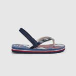 dječak mornarica japanke sa zastavom na plaži Pepe Jeans JZ8H1559