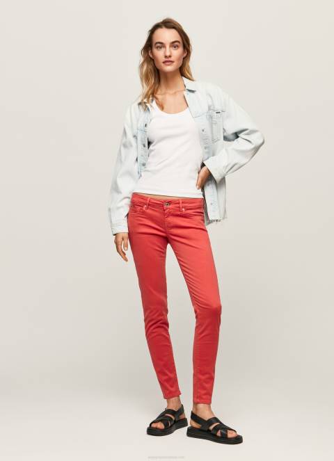 zene_studio_crvena_klasicne_uske_hlace_pepe_jeans_jz8h315.jpg žene studio crvena klasične uske hlače Pepe Jeans JZ8H315 - Slika 1